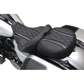 MUSTANG Deluxe One-Piece, 2-Up Seat - Diamond - Black Stitch - FLT/FLH '23-'25 89411
